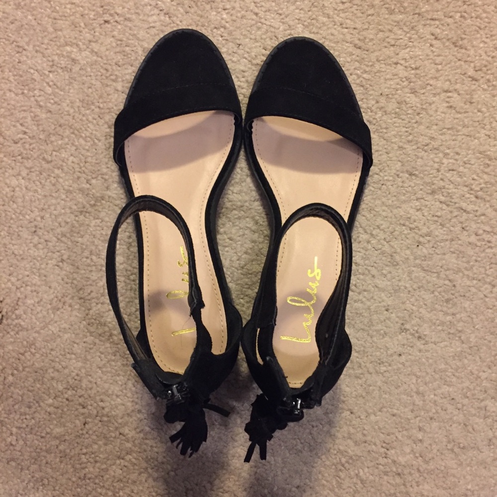 NWOT Lulu’s Black Strappy Fringe Sandals (Size 7)